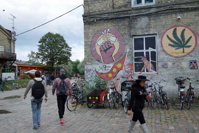 Christiania, città libera autogestita all'interno di Copenaghen in cui il consumo di cannabis è consentito, ma è assolutamente bandito quello di droghe pesanti.